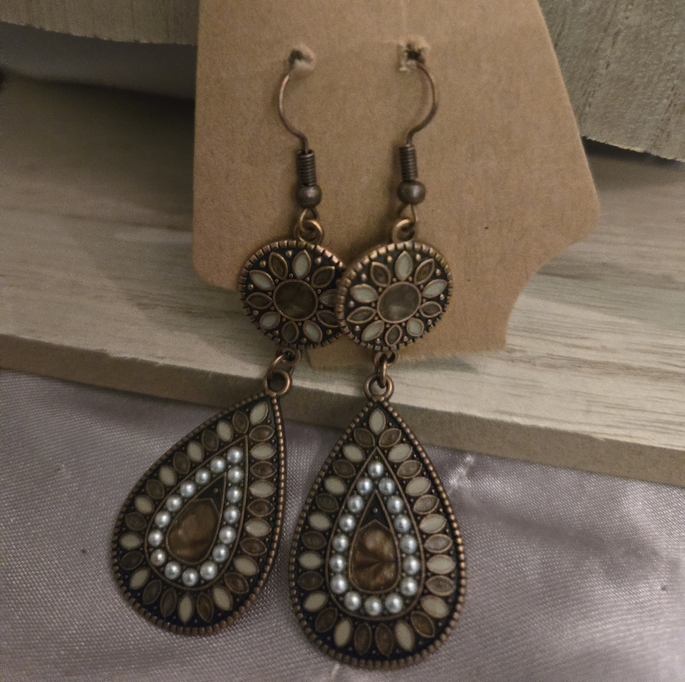 Earing - Picture 2 of 13